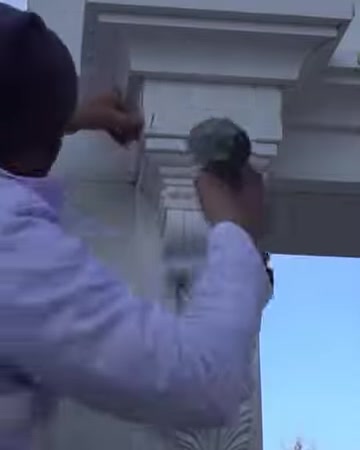L'installatore fissa la cornice della facciata esterna con un utensile elettrico