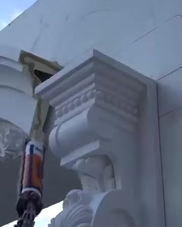 L'adesivo viene applicato con una pistola per cartucce nello spazio del giunto superiore della cornice