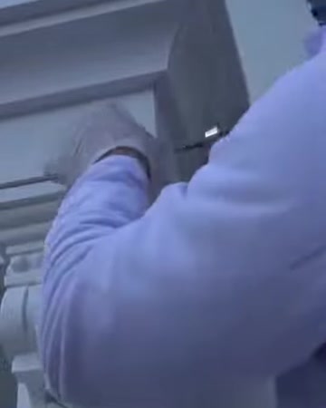 L'installatore rifinisce il punto di giunzione superiore della cornice montata
