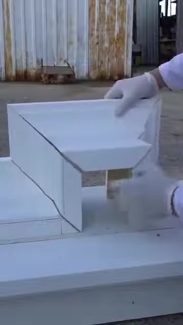 Sulla cornice per finestra sono visibili le linee tracciate per il taglio angolare