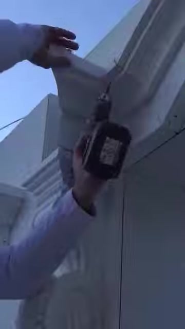 Il profilo superiore della cornice per finestra viene fissato con un utensile elettrico