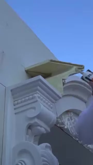 È visibile il giunto d'angolo tra la cornice decorativa per finestra e gli elementi decorativi della facciata