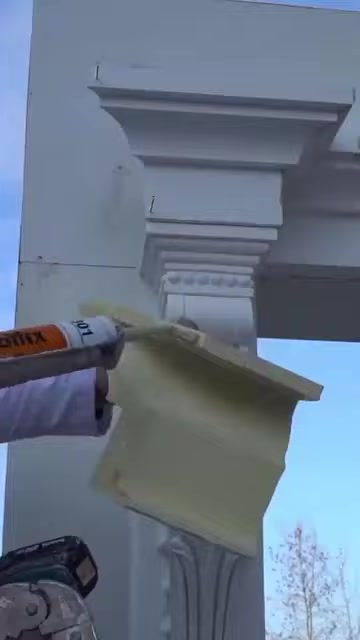 L'adesivo viene applicato sul retro di un pezzo tagliato di cornice per finestra in poliuretano
