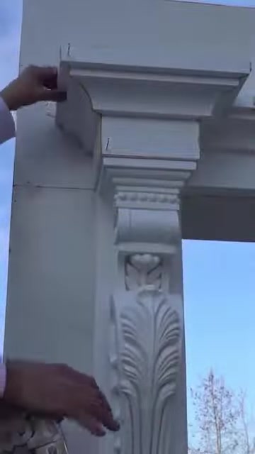 Il pezzo di cornice per finestra preparato viene allineato nella sua posizione sulla facciata esterna