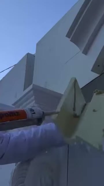 Pezzo di raccordo angolare viene preparato con pistola per colla prima del montaggio