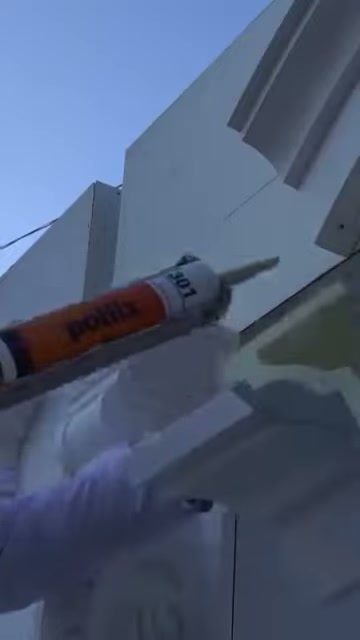 Adesivo viene applicato a strisce sulla superficie interna del pezzo angolare tagliato