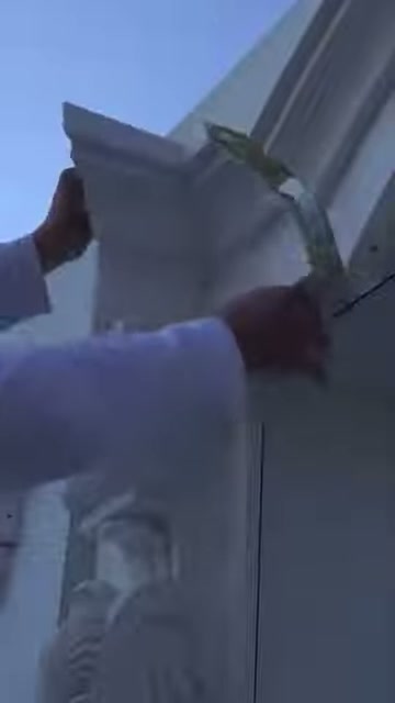 Pezzo angolare preparato viene posizionato accanto al profilo superiore sulla facciata esterna