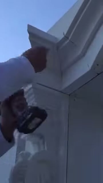 Raccordo di cornice posizionato viene fissato con trapano sulla superficie