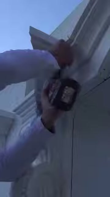 Pezzo di cornice all'angolo della giunzione viene assicurato con viti
