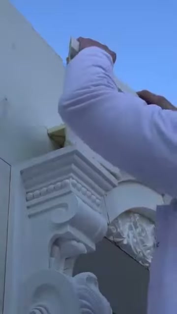 Ulteriore fissaggio con trapano eseguito all'angolo del profilo sulla facciata superiore