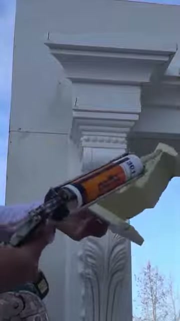 Pezzo di completamento con adesivo viene trasportato sotto la trave decorativa
