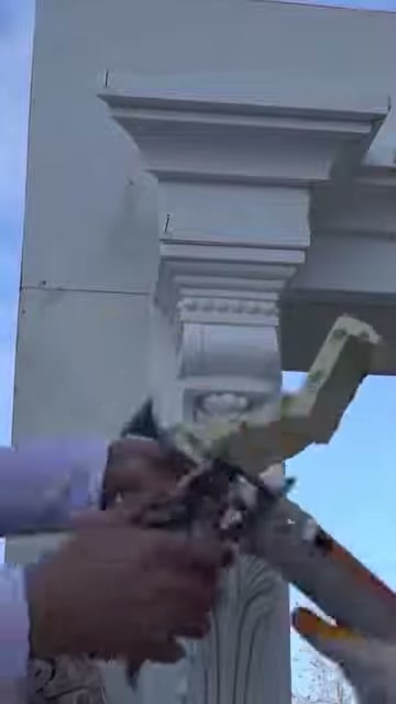 Piccolo pezzo di raccordo in poliuretano riceve adesivo distribuito con pistola