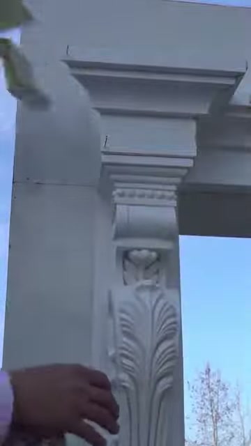 Pezzo preparato viene avvicinato allo spazio sopra il capitello della colonna
