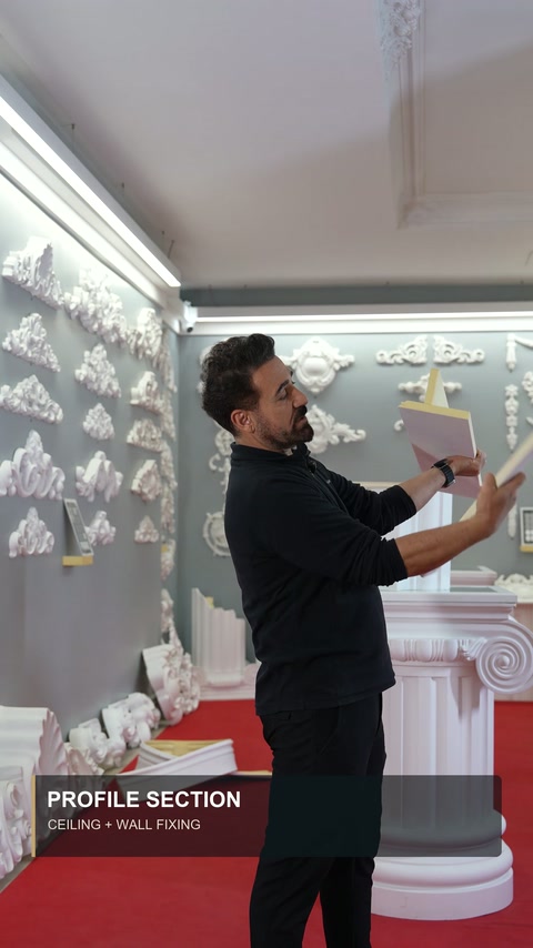 Il presentatore indica le superfici di incollaggio sul soffitto e sulla parete