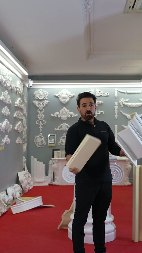 Una sezione rettangolare in poliuretano è tenuta accanto al profilo illuminotecnico dettagliato