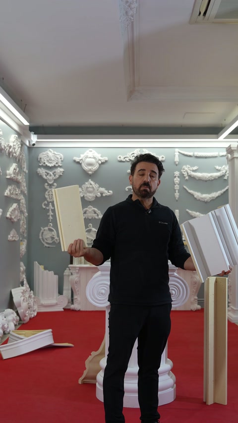 Il presentatore confronta una modanatura sottile e sezioni di profilo per veletta su misura