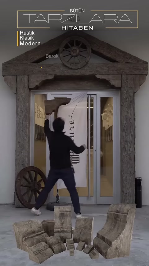 L'artigiano solleva una spalla in legno verso l'angolo superiore dell'ingresso