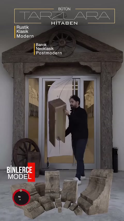 Un artigiano tiene un elemento decorativo rettangolare in legno davanti alla porta