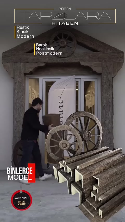 Travi, pali e ruote con texture legno vengono esposti insieme