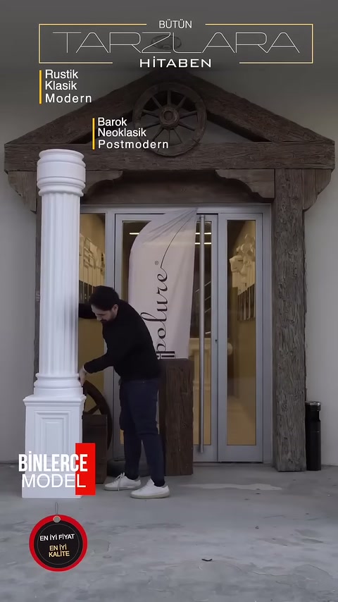 La colonna decorativa sul lato sinistro viene raddrizzata accanto alla porta