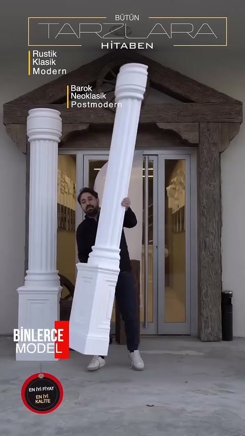 Una colonna decorativa scanalata viene raddrizzata per essere montata sulla sua base destra