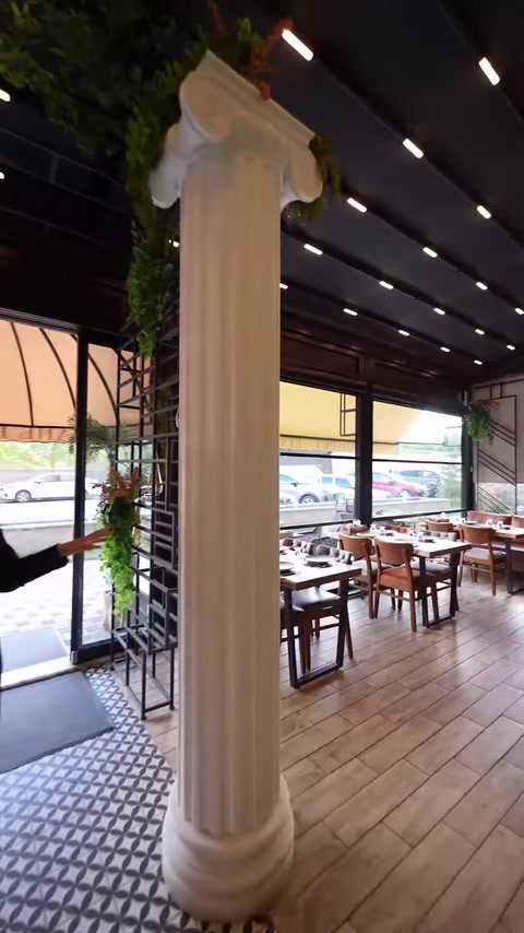 İyon başlıklı yivli sütunun restoran girişindeki bütün görünümü