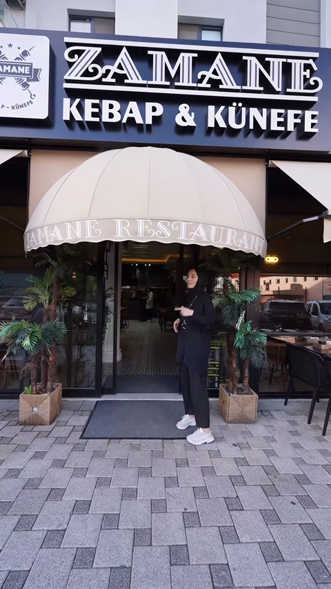 Restoranın dış cephesinde tabela, kubbeli tente ve tamamlanmış giriş düzeni görülüyor.