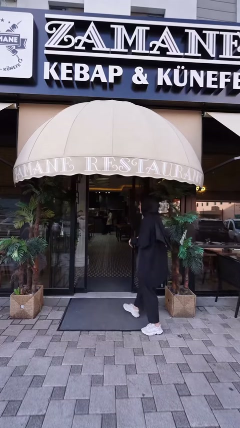 Restoran girişinde kubbeli tente ile dış cephe tabelası birlikte sergileniyor.