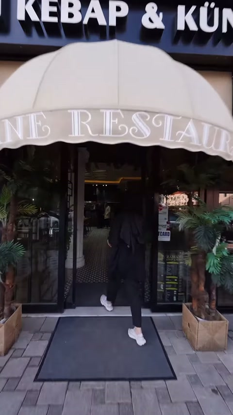 Restoran kapısındaki kubbeli tente ve cephe yazıları yakından gösteriliyor.