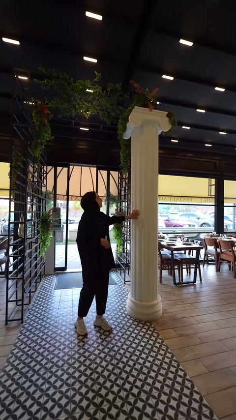 Dekoratif sütunun kaidesi, yivli gövdesi ve İyon başlığı birlikte gösteriliyor.