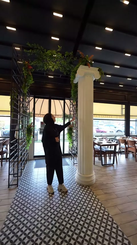 İyon başlıklı sütun, restoran giriş aksında tamamlanmış uygulamasıyla sergileniyor.
