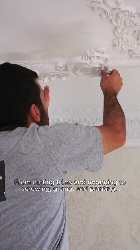 Un dettaglio di cornice decorativa lavorata viene dipinto con cura a pennello