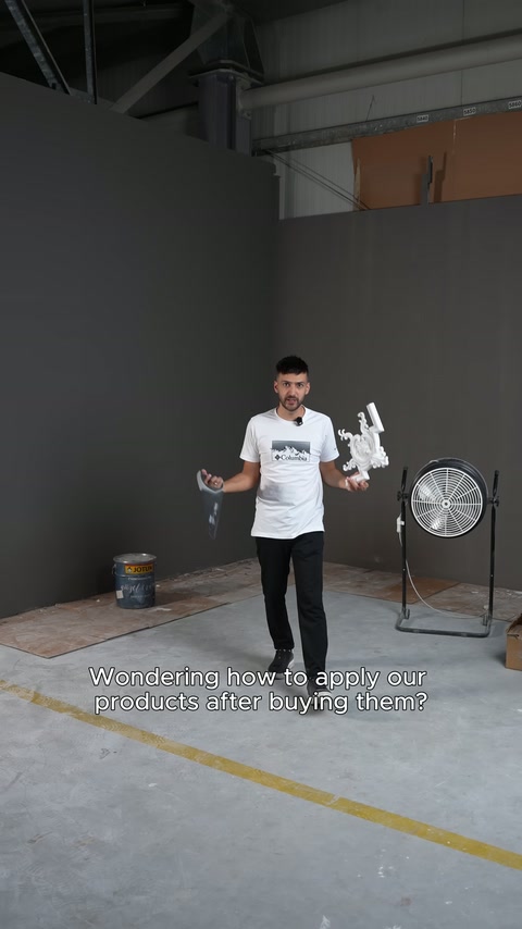 L'istruttore presenta video applicativi con esempi decorativi in poliuretano elaborato in laboratorio.
