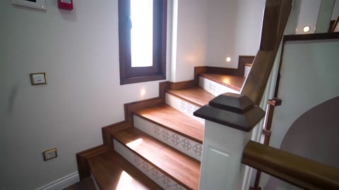 Step lighting and wall borders in the stairwell