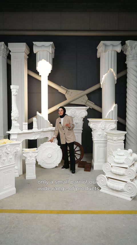 The presenter describes an extensive decoration collection next to the ceiling rose.