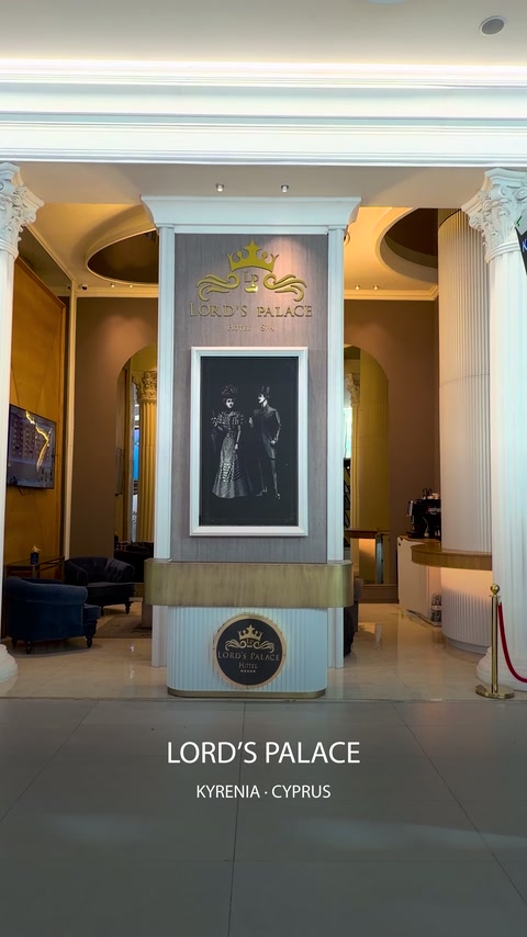 Ingresso della hall dell’hotel incorniciato da colonne scanalate e modanature del soffitto