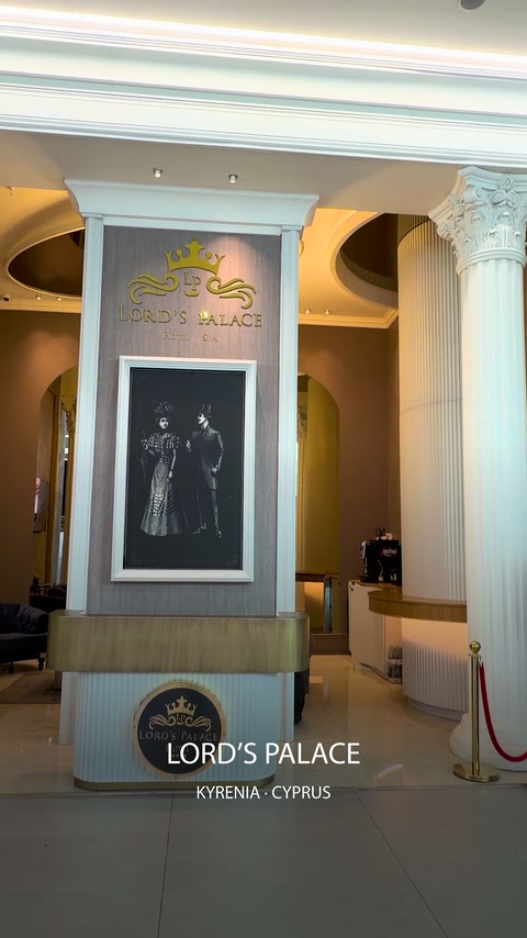 Vista simmetrica della hall con colonne decorative e ampi profili superiori