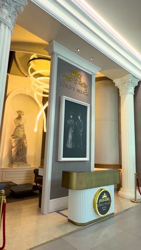 Composizione della hall con colonne bianche, opera d’arte incorniciata e illuminazione calda