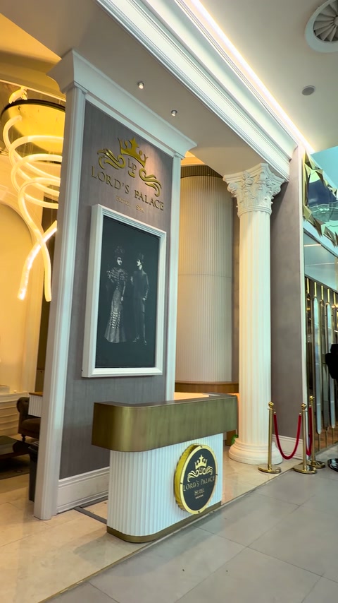 Vista angolata della reception con colonne scanalate e finiture del soffitto coordinate