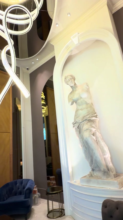 Alta nicchia decorativa sotto apparecchi luminosi contemporanei dalle linee fluide