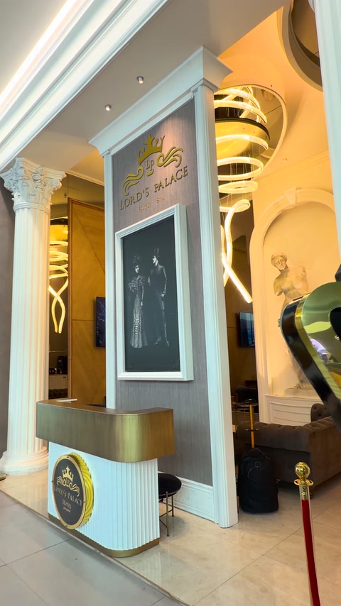 Elemento della hall con colonne visto accanto alla nicchia scultorea illuminata