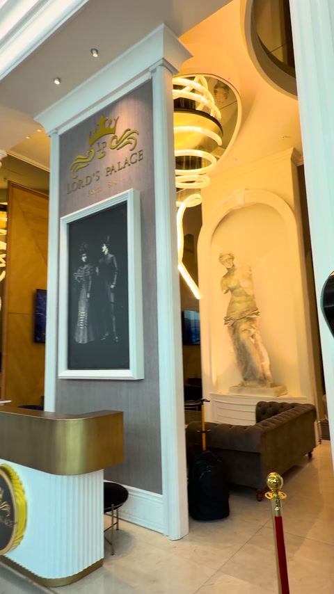 Struttura decorativa bianca che coordina colonne, opera d’arte e nicchia adiacente