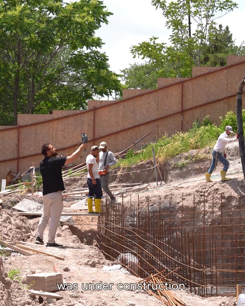 Panoramica del cantiere in fase di scavo delle fondazioni e armatura