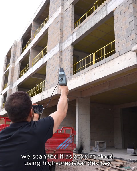 Tecnico che scansiona la facciata dell'edificio con attrezzature ad alta precisione