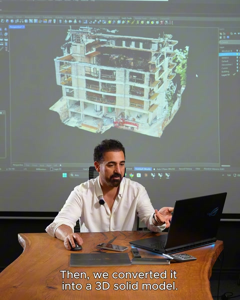 Progettista che lavora su modello solido 3D utilizzando laptop alla scrivania