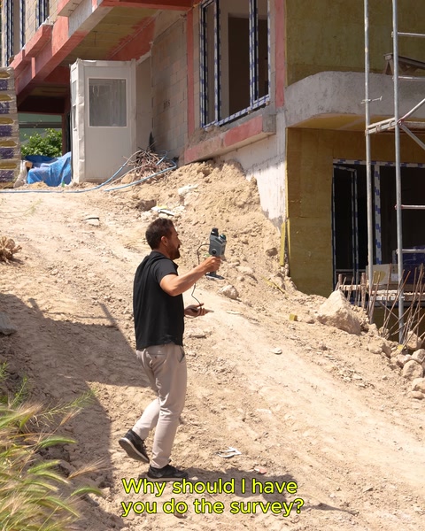 Tecnico che esegue operazione di scansione esterna al cantiere
