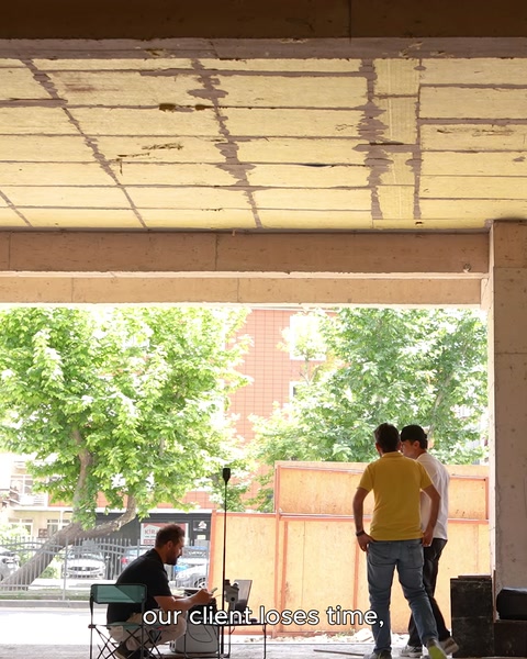 Campioni di prodotto trave e rivestimento in finitura legno esposti al soffitto