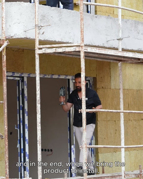 Applicatore che installa prodotti in spazio in costruzione