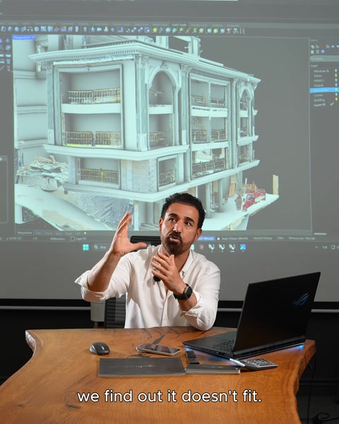 Modello wireframe 3D dell'edificio presentato sullo schermo