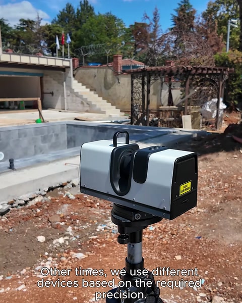 Dispositivo scanner professionale montato su treppiede posizionato al cantiere